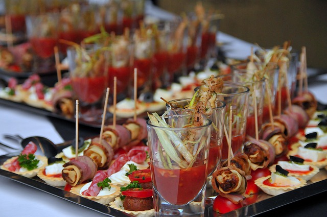 Tapas du traiteur : canapés salés et pièces de cocktail